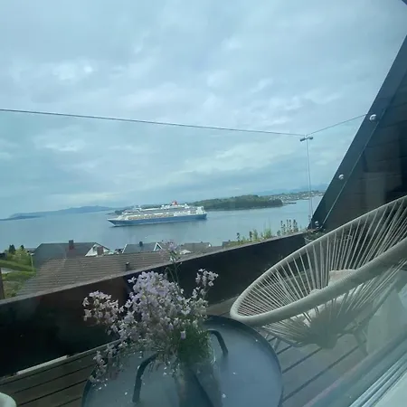 Single-family With Sea Views - Close To The Center