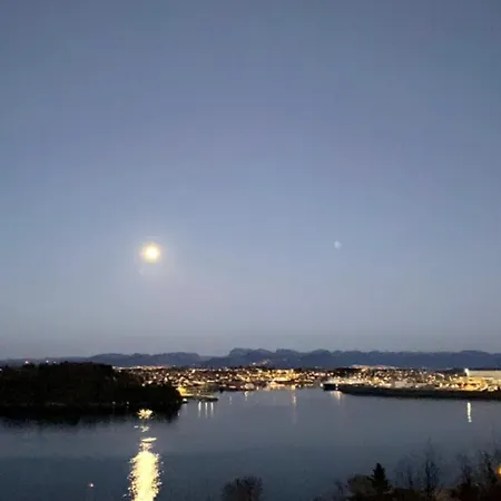 Single-family With Sea Views - Close To The Center