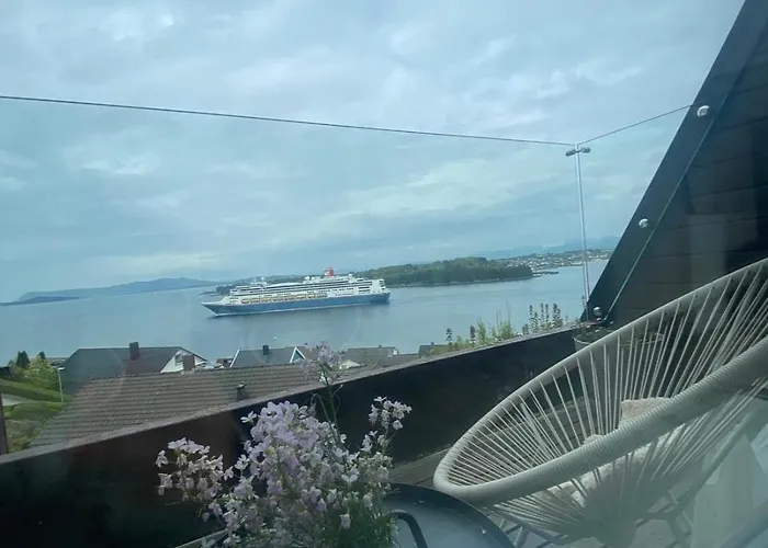 Single-family With Sea Views - Close To The Center