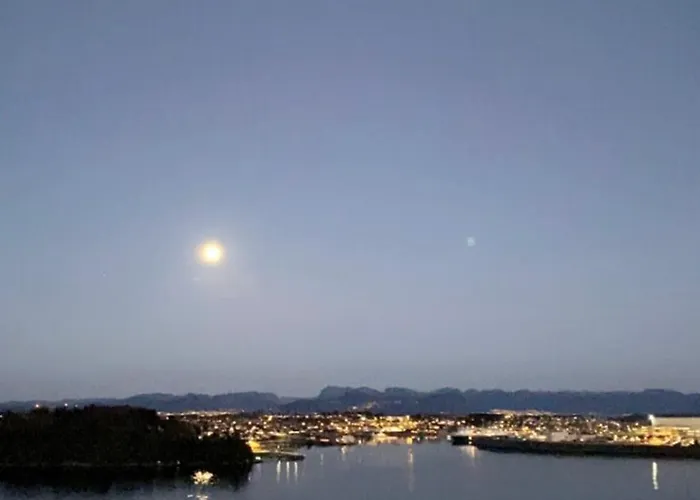 Single-family With Sea Views - Close To The Center